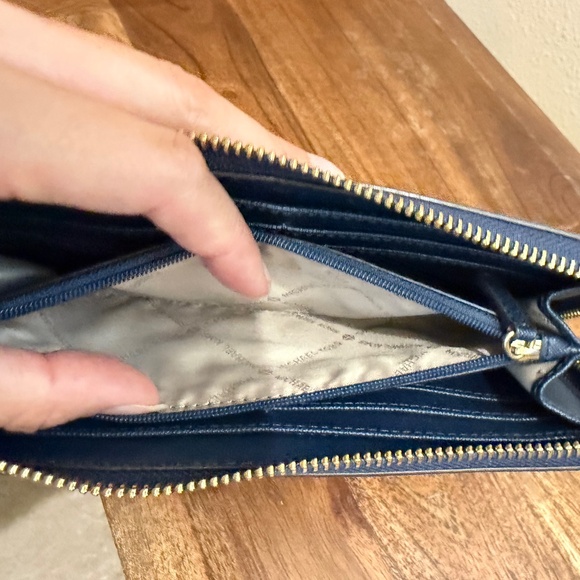 Michael Kors navy wallet - Picture 3 of 5